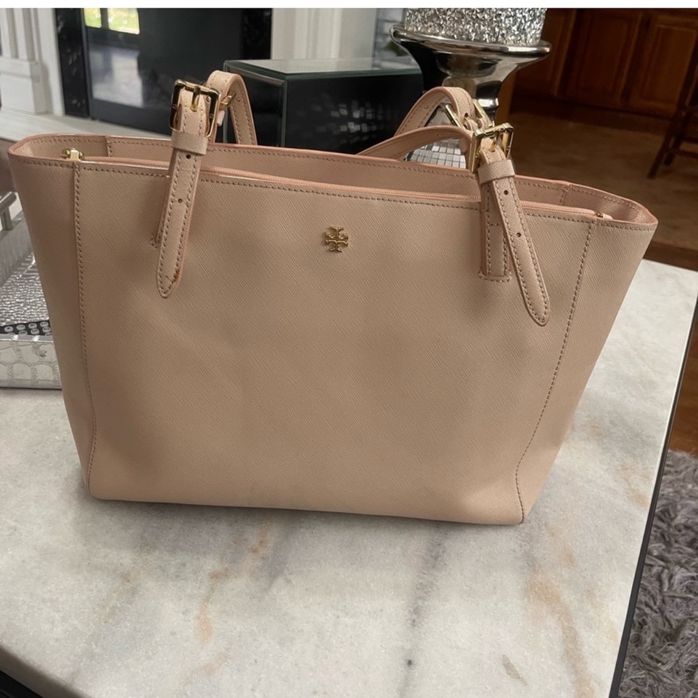 Tory Burch" Emerson Tote - Picture 2 of 15